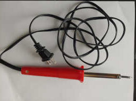 Soldering iron for soldering wires